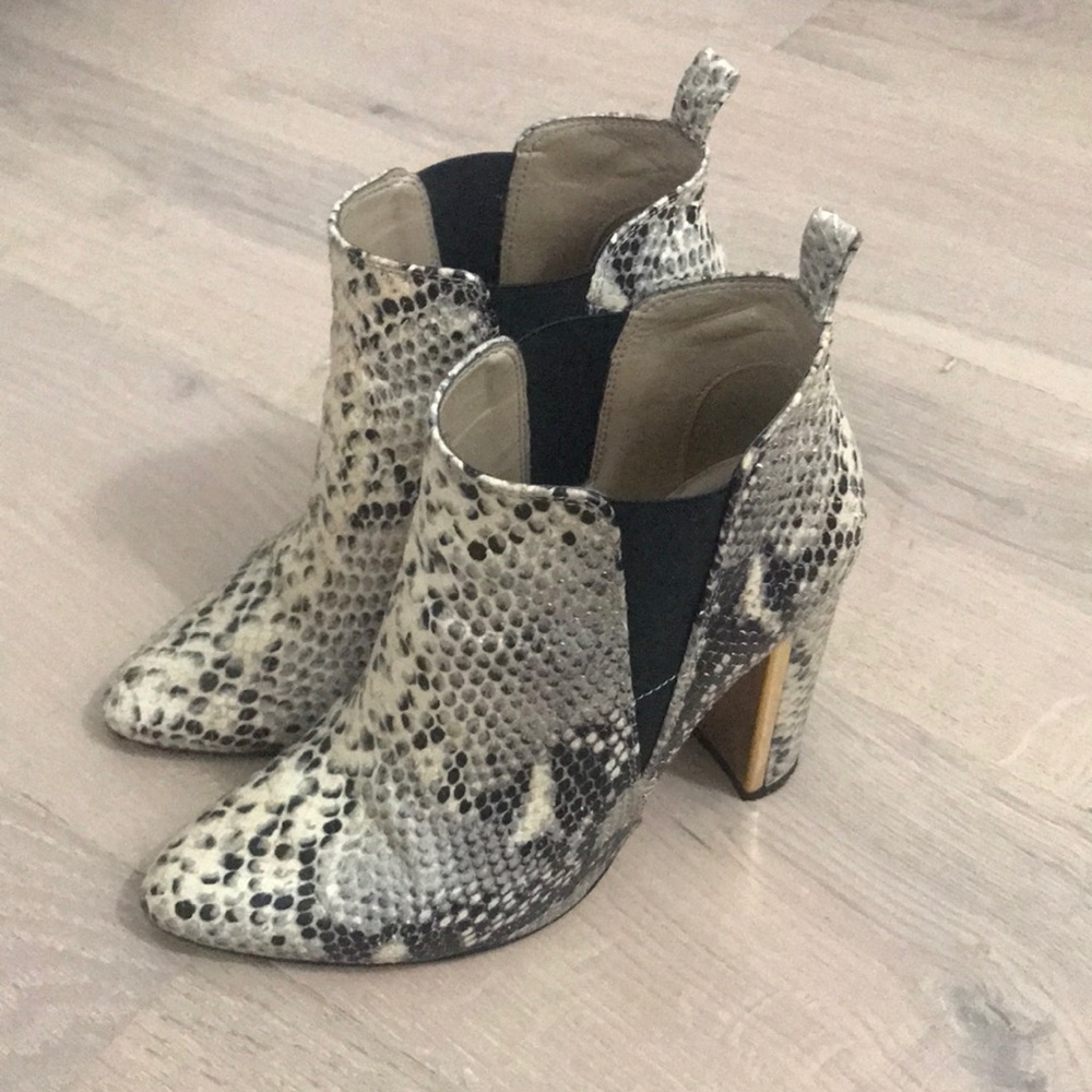 BCBGMAXAZRIA snake print booties! Size 7 (37)